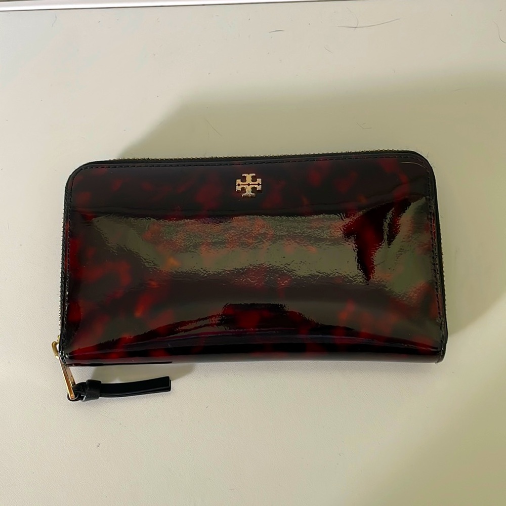Tory Burtch tortoise patented leather wallet